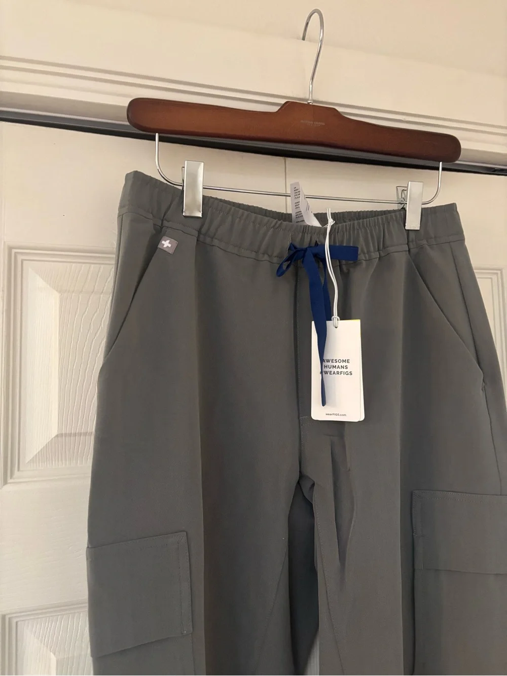 NWT FIGS Mens Classic Tansen Charcoal Cargo Joggers with Navy Drawstring - Short